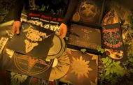Desde un cementerio!!! VENOM te muestra el contenido de su DELUXE VINIL BOX SET – 40 Aniversario: ‘IN NOMINE SATANAS’