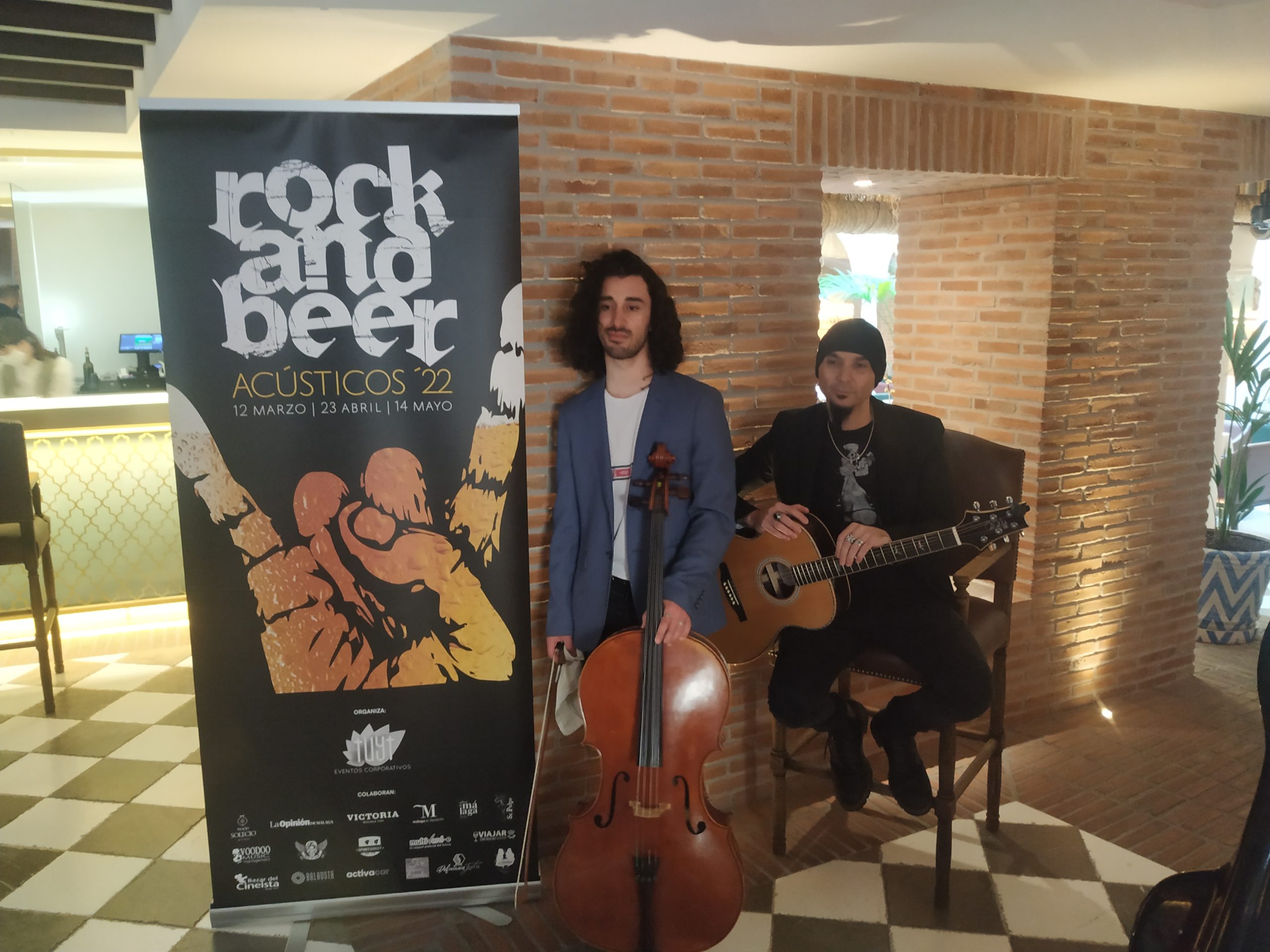 [Crónica] La simpatía y el saber estar de Carlos Escobedo y de Carlos Clerencia deslumbraron en una Málaga soleada el pasado sábado durante el rock & beer Acústicos ’22 (I Parte)