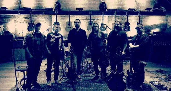 Chester Doom reinventa el clásico de Leonard Cohen con una nueva versión de “Everybody Knows”
