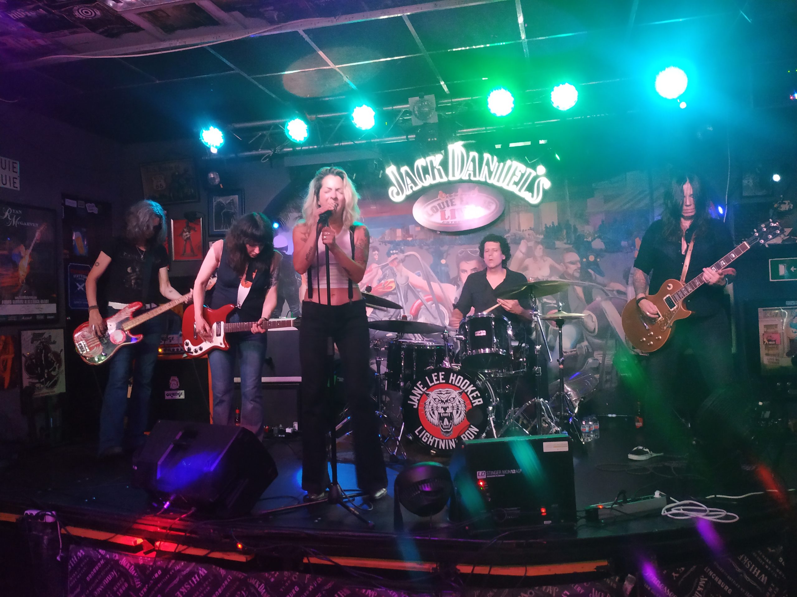 [Crónica] Jane Lee Hooker en Louie Louie Rock Bar (Estepona) – Demostración de fuerza, profesionalidad y puro Rock and Roll a raudales
